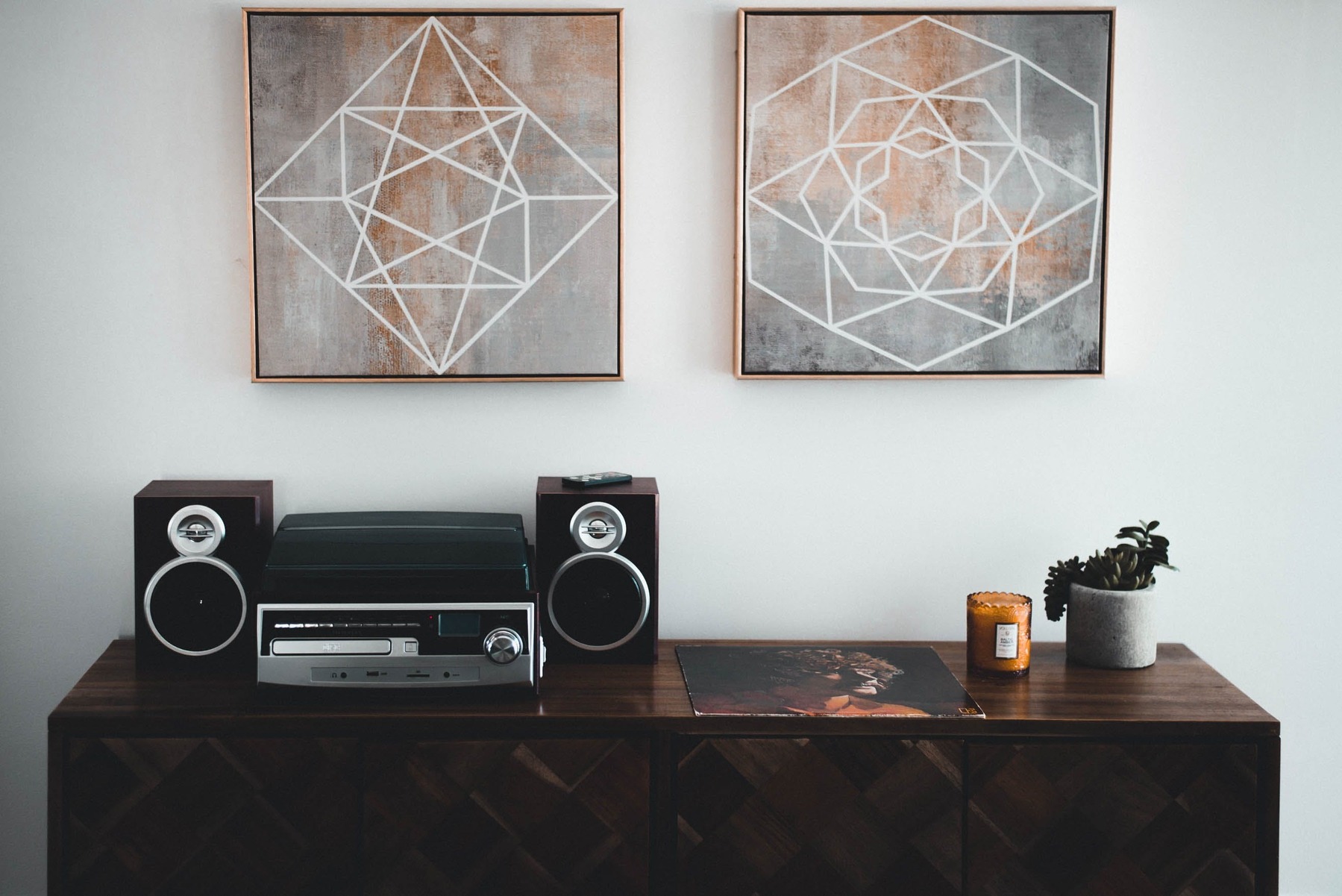 Minimalism i konstvärlden - Så skapar du harmoni med mindre